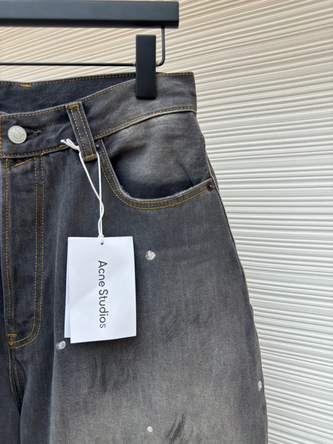Acne Studios washed wide-leg jeans with splashes of ink ●Authentic product: Purchased and developed by 5159 ●Item number: 1680582-A85 ●Fabric: denim fabric ●Technology: Painting process ●Version: fitted version ●Weight: about 850 grams ●Size: 42-44-46-48-50-52 ●Description: Made of denim fabric imported from Japan, which is characterized by high density and thick yarn, so it has strong wear resistance and tensile strength It also has softness. With the passage of time and frequent wearing, denim fabric will gradually become softer. After special dyeing and finishing processes to fit the body, denim fabric also has good color fastness and washability. It can withstand multiple washings without fading easily. The hand-painted ink splash design takes up to 30 minutes to paint a finished product. The daily output is limited. The work process is very cumbersome. After painting, it is washed and aged. An important process to give the denim fabric a retro and aged effect. It shows the natural Uneven fading effect. Customized genuine leather label. Pink thread is used for marking the back pocket in details. The overall wiring is straight and delicate. The fabric is comfortable and soft. The color is consistent and no color difference. It can be matched with the same style to create a fashionable look and control various occasions. Customized accessories. Complete three labels. Same style for men and women!
